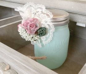 Jarrón decorado con bouquet floral para la decoración de tu boda o como detalle para las invitadas