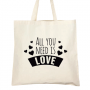 Bolsa de asa larga con la frase all you need is love original y útil detalle de boda para tus invitadas