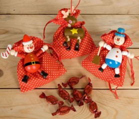 Colgante elástico navideño con bolsa y bombones como regalo de navidad infantil