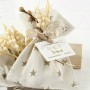 Bolsa de algodón con estrellas beige con espigas con 5 peladillas de chocolate como detalle para invitados de comunión o bautizo