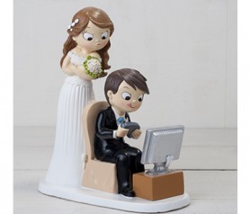 Divertida figura de novios novio jugando a videojuego para el pastel de boda