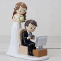 Divertida figura de novios novio jugando a videojuego para el pastel de boda