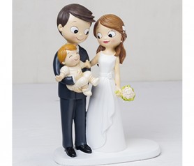 Figura de novios con bebé para la tarta de boda