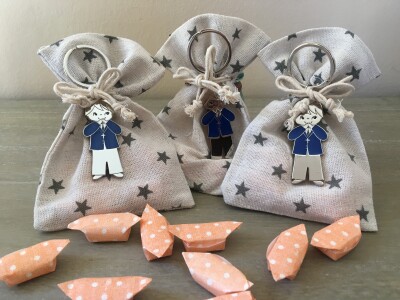 montaje de llavero comunión con bolsitas de estrellas y caramelos de colores como detalle para los invitados de tu comunión