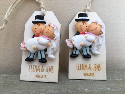 imán pareja de novios en tarjeta de madera personalizada como detalle para los invitados a la boda