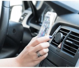 Soporte magnético para sujetar el teléfono móvil en el coche para uso manos libres como detalle de boda u otros eventos