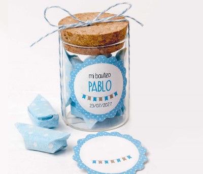 Tarro de cristal con caramelos adornado con pegatina personalizada en color azul como detalle para bautizo
