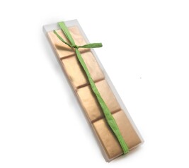 napolitanas de chocolate decoradas con rafia como detalle o regalo para los invitados al evento