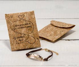 pulsera pluma dorada con sobre de corcho personalizado como detalle de boda para las mujeres de la boda