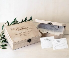 Cofre de madera toda historia de amor personalizada con nombres de novios como regalo montaje
