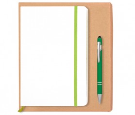 Set de bolígrafo verde con puntero pantalla táctil y libreta A5 con goma, lateral y marcapáginas de color para personalizar como detalle de boda y producto promocional