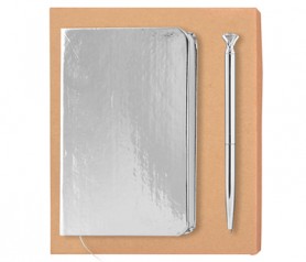 Set plata de libreta metalizada A6 y bolígrafo con diamante en caja de regalo personalizable para regalar como detalle de boda, uso como bullet journal o producto promocional
