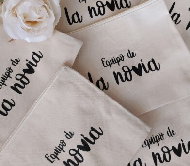 neceser equipo de la novia como regalo de despedida de soltera para tus amigas y familiares