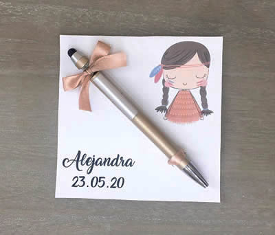 tarjeton india con texto personalizado con boligrafo sujeta movil puntero tactil como detalle de comunion para los invitados a la boda