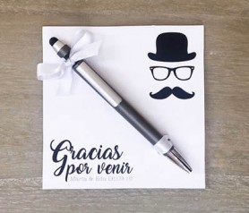 tarjeton mostacho con texto personalizado-con boligrafo sujeta movil puntero tactil como detalle de boda para los hombres invitadas a la boda