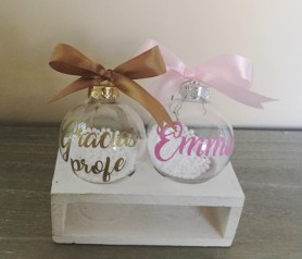 Bolas de navidad con diferentes frases para regalar a los profesores como detalle de navidad