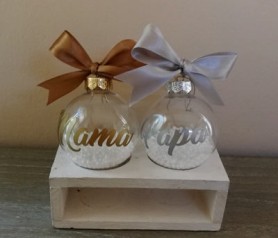 Bolas de navidad personalizadas con el nombre de Mamá y Papá como detalle de navidad para colgar en el árbol