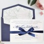 Elegante invitación con lazo y sobre azul y diferentes forros de sobre