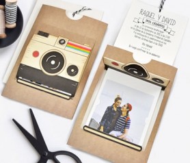 Invitación cámara polaroid con foto de novios e información del enlace