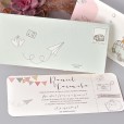 Invitación de boda Love Adventure con diseño moderno y tonos pastel en formato sobre