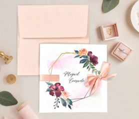 Invitación de boda con corona y adorno floral con lazo en color rosa con sobre a juego