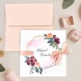 Invitación de boda con corona y adorno floral con lazo en color rosa con sobre a juego