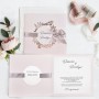Invitación de boda elegante en tonos rosas y malvas con aro floral dorado con impresión en relieve