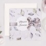 Invitación de boda hojas color morado con etiqueta personalizada en la portada y lazo en la gama de color