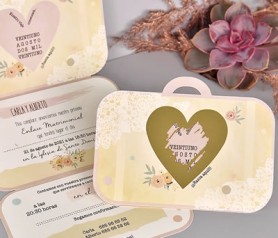 Invitación de boda maleta con corazón rasca sorpresa