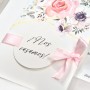 Portada impresión relieve invitación floral con lazo rosa y etiqueta nos casamos