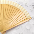 detalle abanico abierto de madera con tela beige como regalo para los invitados