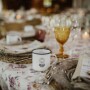 montaje de taza personalizada en mesa de boda como setting plan para los invitados