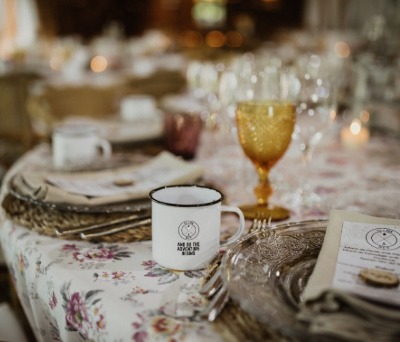 montaje de taza personalizada en mesa de boda como setting plan para los invitados