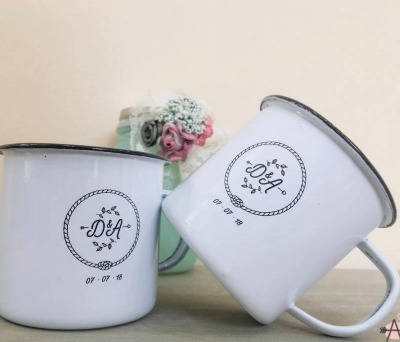 taza metálica personalizada con logo como detalle de boda para los invitados