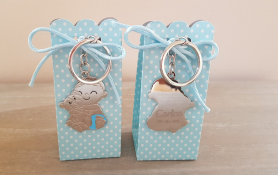Llaveros personalizados de bautizo en caja con peladillas para regalar a los invitados al bautizo
