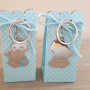 Llaveros personalizados de bautizo en caja con peladillas para regalar a los invitados al bautizo