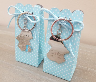 Llavero bebé personalizado en caja con peladillas como detalle de bautizo para tus invitados