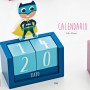 Calendario de madera azul con superhéroe para regalar como detalle de cumpleaños, en fiestas infantiles o como detalle para niños pequeños