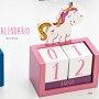 Calendario de madera rosa con unicornio para regalar como detalle de cumpleaños, en fiestas infantiles o como detalle para niñas pequeñas