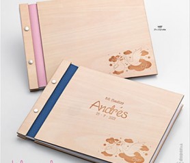 Libro de firmas de madera para bautizo con personalización y dibujos grabados de cigüeñas