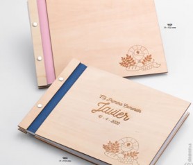 Libro de firmas de madera para comunión con personalización y dibujos grabados de comunión