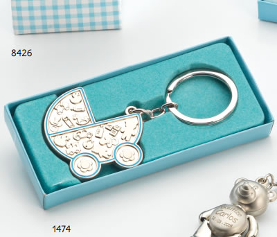 Llavero en forma de carrito de bebé azul para personalizar presentado en caja de regalo azul ideal como detalle de bautizo para regalar a los invitados