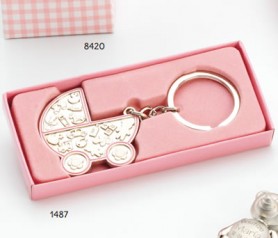 Llavero en forma de carrito de bebé rosa para personalizar presentado en caja de regalo rosa ideal como detalle de bautizo para regalar a los invitados