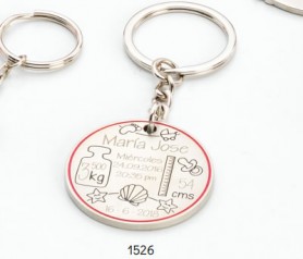 Llavero para personalizar con los datos de nacimiento del bebé en rosa presentado en caja de regalo rosa ideal como detalle de bautizo