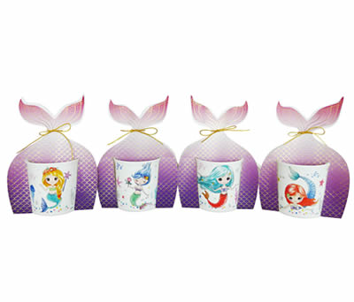 Tazas de divertidas sirenas con cartón decorativo como detalle de comunión para las niñas invitadas