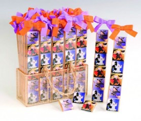 Display con 40 estuches de 6 chocolatinas como regalo para los niños en Halloween