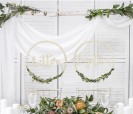 decoración de coronas de madera Better Together con flores para decorar tu boda
