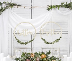 decoración de coronas de madera Better Together con flores para decorar tu boda