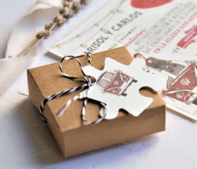Caja kraft para guardar las piezas de la invitación de boda puzzle 2020