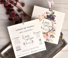 Elegante invitación de boda 2020 corona flores tonos rosas y azules con tarjeta extraible